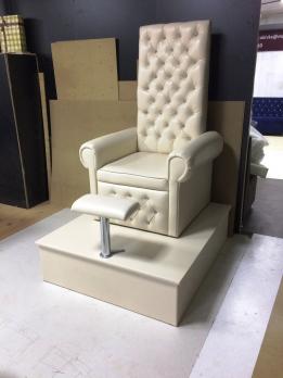 Белый трон для салона красоты